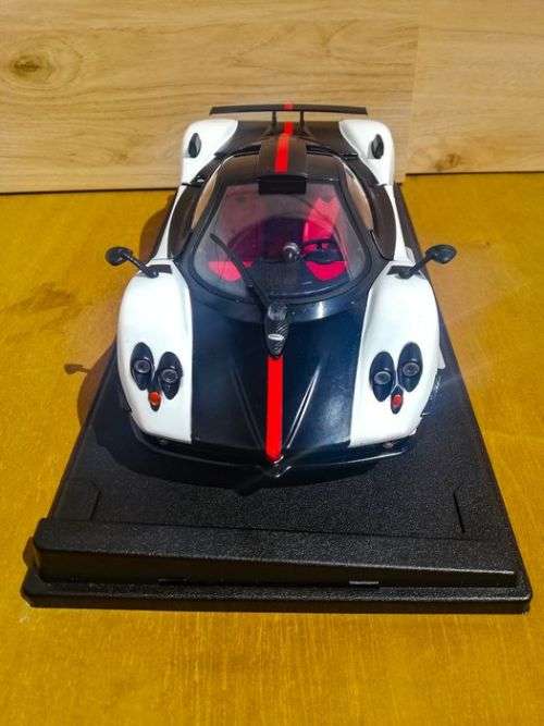 Pagani Zonda 5 Cinque White and Black 1/18 Diecast Model Car by Motormax