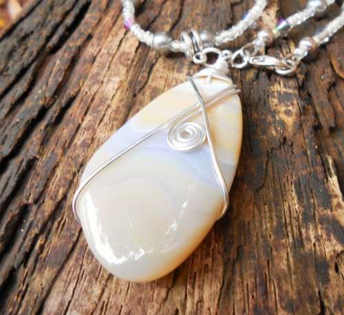 BUTTER JADE NECKLACE