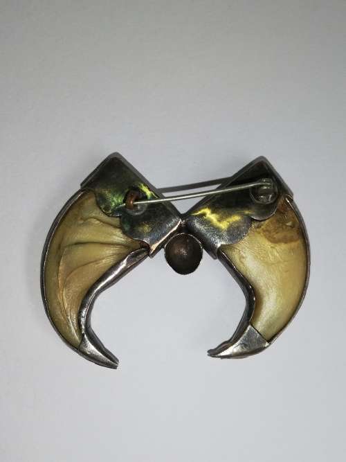 Victorian style Double Claw brooch set in silver mount