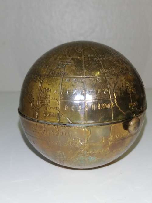 Pygmalion Globe Powder Compact