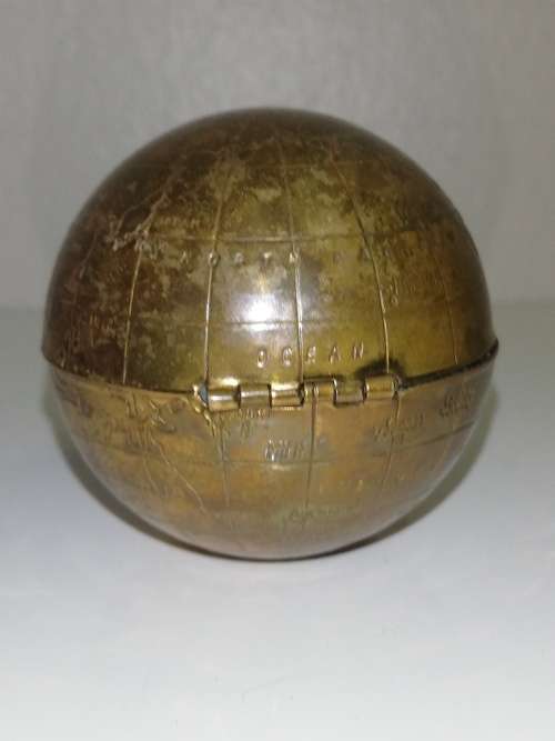 Pygmalion Globe Powder Compact