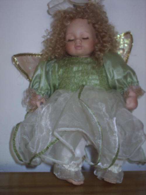 SLEEPING PORCELAIN DOLL MED SIZE