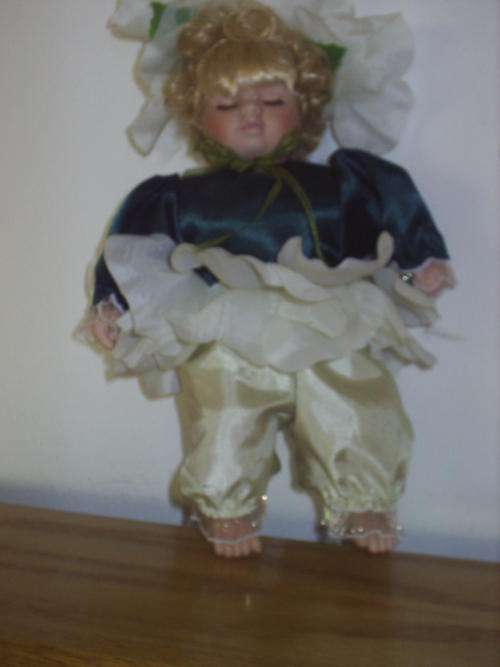 SLEEPING DOLL IN PORCELAIN MED SIZE