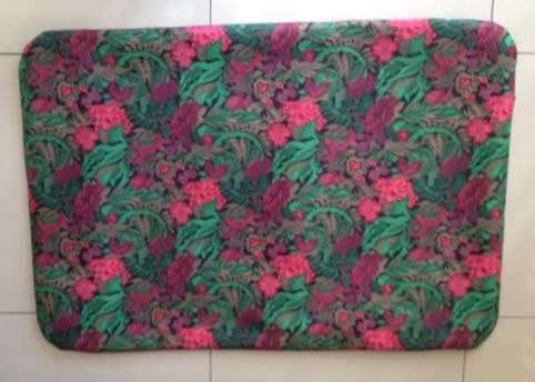 1 x Tough Nylon Upper- Water Resistant Dog Bed - with Fibre Inners - Size L