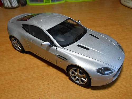 1/18 AutoArt Aston Martin V8 Vantage