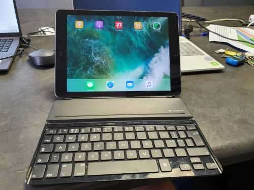 Apple iPad Air 32GB Wifi with Keyboard