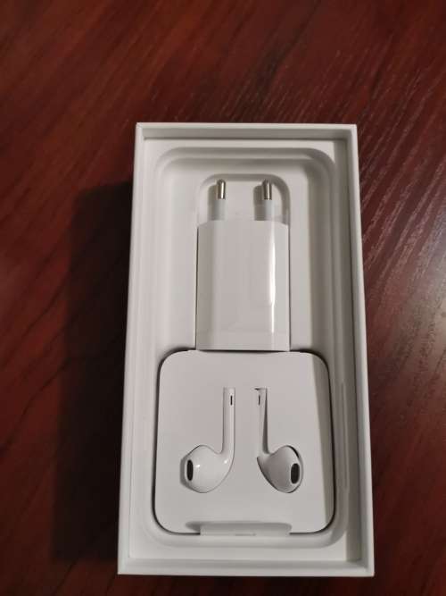 BRAND NEW Apple iPhone 7 (32GB, Black) - 24 Hour Delivery