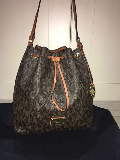 Michael Kors Jules Large Signature Brown Drawstring Shoulder Handbag -100% Authentic / Free Delivery
