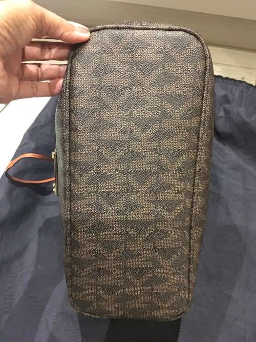 Michael Kors Jules Large Signature Brown Drawstring Shoulder Handbag -100% Authentic / Free Delivery