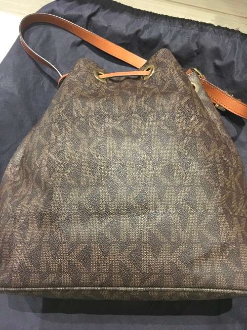 Michael Kors Jules Large Signature Brown Drawstring Shoulder Handbag -100% Authentic / Free Delivery