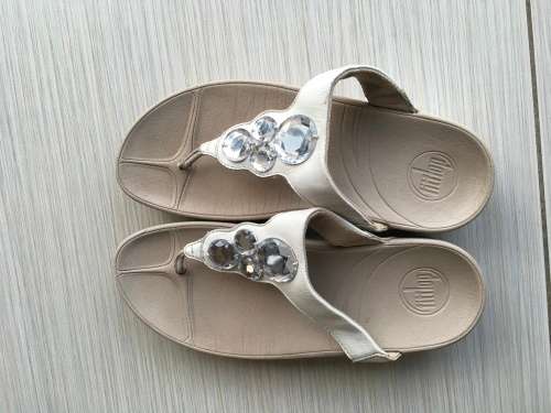 FITFLOPS WHITE WITH CRYSTAL  SLIPPERS/SANDALS - Size 4 UK / SA