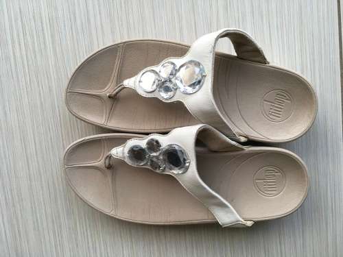FITFLOPS WHITE WITH CRYSTAL  SLIPPERS/SANDALS - Size 4 UK / SA