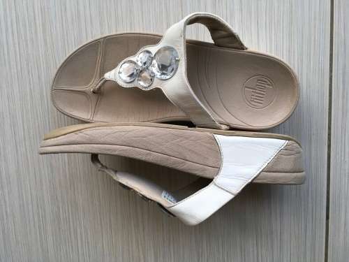 FITFLOPS WHITE WITH CRYSTAL  SLIPPERS/SANDALS - Size 4 UK / SA