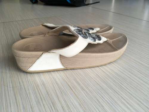 FITFLOPS WHITE WITH CRYSTAL  SLIPPERS/SANDALS - Size 4 UK / SA