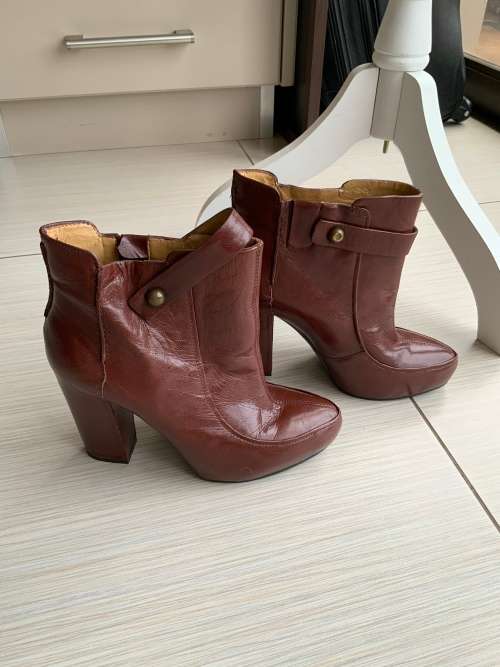 NINE WEST LEATHER BOOTS