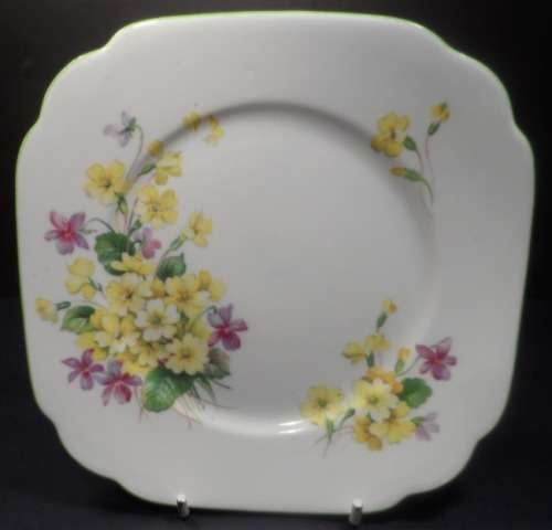 ROYAL ALBERT VINTAGE FINE BONE CHINA    CAKE /. SIDE PLATE " PRIMULETTE "