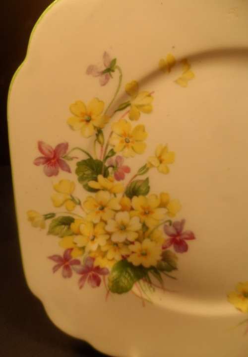 ROYAL ALBERT VINTAGE FINE BONE CHINA    CAKE /. SIDE PLATE " PRIMULETTE "