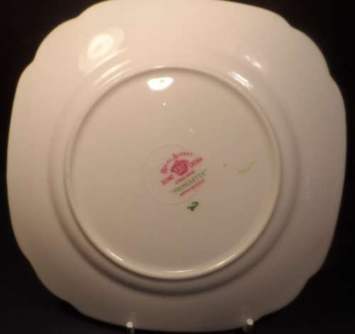 ROYAL ALBERT VINTAGE FINE BONE CHINA    CAKE /. SIDE PLATE " PRIMULETTE "