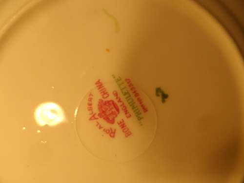 ROYAL ALBERT VINTAGE FINE BONE CHINA    CAKE /. SIDE PLATE " PRIMULETTE "