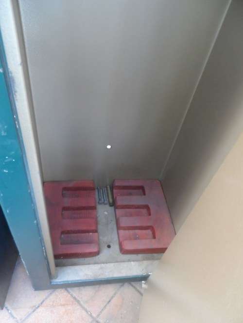 SAFE : STEEL STORAGE SAFE FOR 6 RIFLES . SIDE ARMS & AMMUNITION