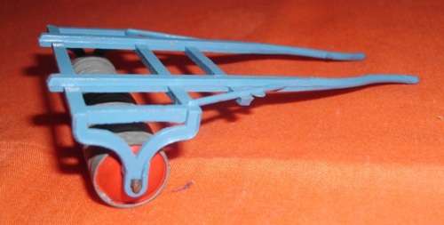 BRITAINS VINTAGE ": MODEL FARM "   FIELD   / PADOCK ROLLER   - TRANSPORTER  WITH LUCERN BA;LES