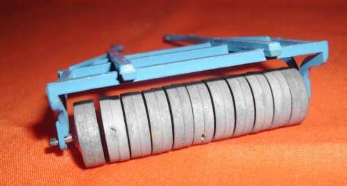 BRITAINS VINTAGE ": MODEL FARM "   FIELD   / PADOCK ROLLER   - TRANSPORTER  WITH LUCERN BA;LES