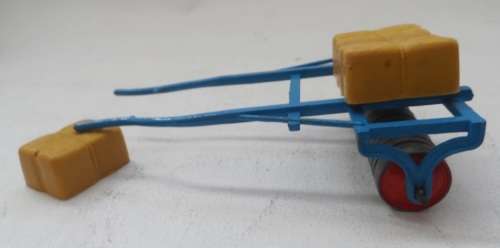 BRITAINS VINTAGE ": MODEL FARM "   FIELD   / PADOCK ROLLER   - TRANSPORTER  WITH LUCERN BA;LES