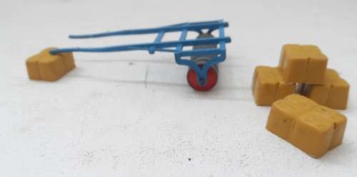 BRITAINS VINTAGE ": MODEL FARM "   FIELD   / PADOCK ROLLER   - TRANSPORTER  WITH LUCERN BA;LES