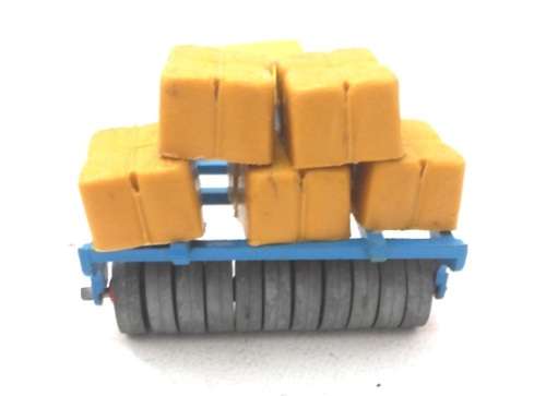 BRITAINS VINTAGE ": MODEL FARM "   FIELD   / PADOCK ROLLER   - TRANSPORTER  WITH LUCERN BA;LES