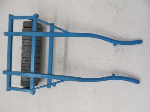 BRITAINS VINTAGE ": MODEL FARM "   FIELD   / PADOCK ROLLER   - TRANSPORTER  WITH LUCERN BA;LES