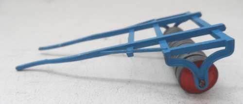 BRITAINS VINTAGE ": MODEL FARM "   FIELD   / PADOCK ROLLER   - TRANSPORTER  WITH LUCERN BA;LES