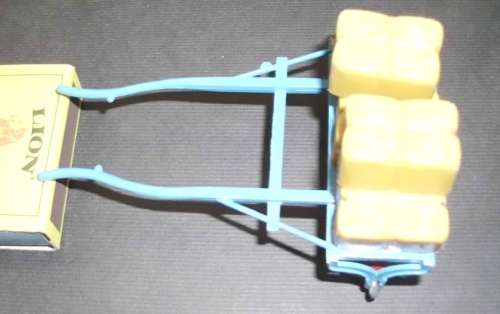 BRITAINS VINTAGE ": MODEL FARM "   FIELD   / PADOCK ROLLER   - TRANSPORTER  WITH LUCERN BA;LES