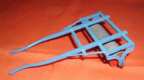 BRITAINS VINTAGE ": MODEL FARM "   FIELD   / PADOCK ROLLER   - TRANSPORTER  WITH LUCERN BA;LES