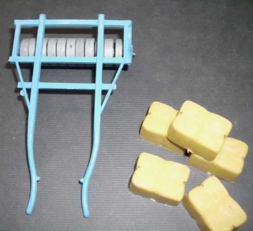 BRITAINS VINTAGE ": MODEL FARM "   FIELD   / PADOCK ROLLER   - TRANSPORTER  WITH LUCERN BA;LES