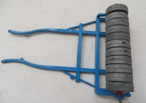 BRITAINS VINTAGE ": MODEL FARM "   FIELD   / PADOCK ROLLER   - TRANSPORTER  WITH LUCERN BA;LES