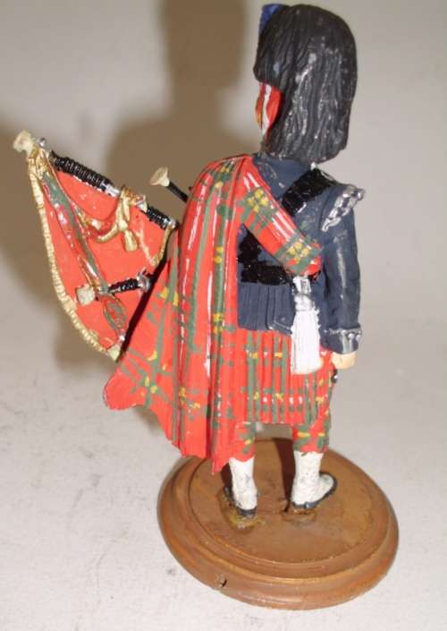 VINTAGE LEAD FIGURE: :GRENADIER GUARD WITH BAGPIPES