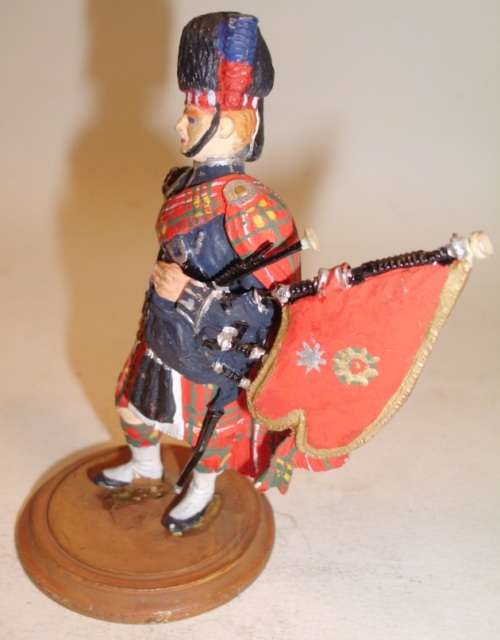 VINTAGE LEAD FIGURE: :GRENADIER GUARD WITH BAGPIPES