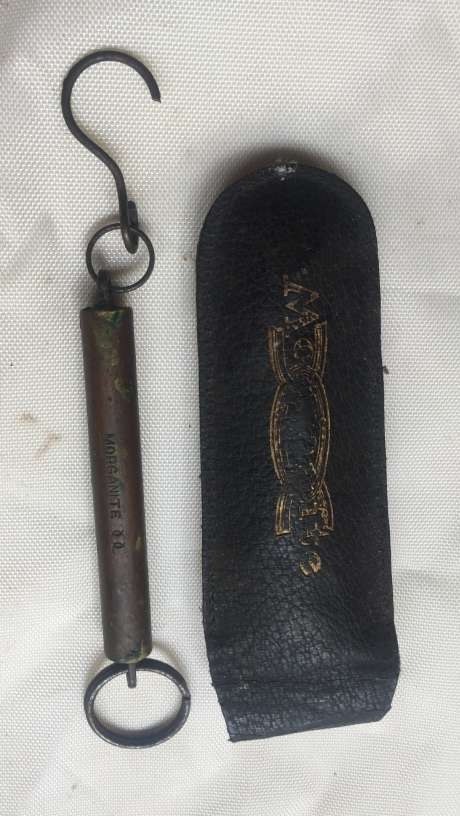VINTAGE  (1945 ) MORGANITE ,  BRASS , POCKET SIZED FISHING WEIGHING SCALE  WITH PROTECTIVE POUCH
