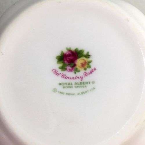 ROYAL ALBERT FINE BONE CHINA PIN DISH / TRINKET DISH    ` OLD COUNTRY ROSES `