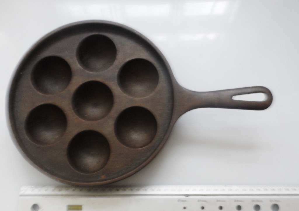 VINTAGE 50,s CAST IRON ESCARGOT PAN WAGNER & GRISWOLD, ERIE ,No. 32  A962