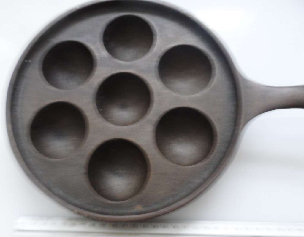 VINTAGE 50,s CAST IRON ESCARGOT PAN WAGNER & GRISWOLD, ERIE ,No. 32  A962