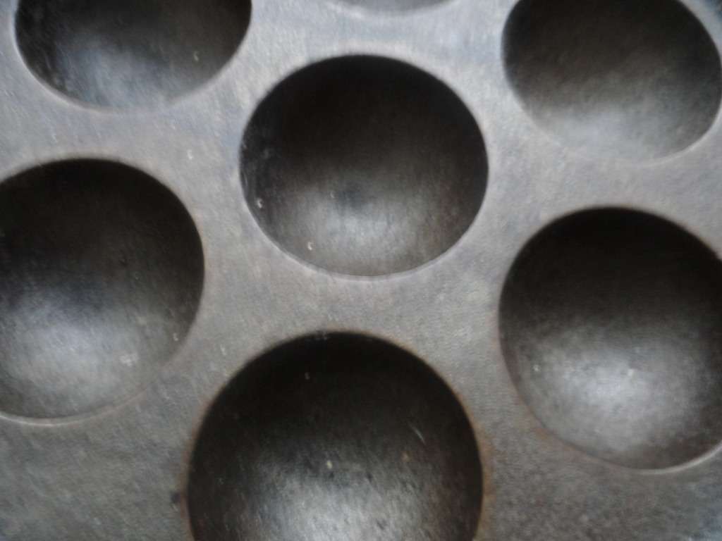 VINTAGE 50,s CAST IRON ESCARGOT PAN WAGNER & GRISWOLD, ERIE ,No. 32  A962