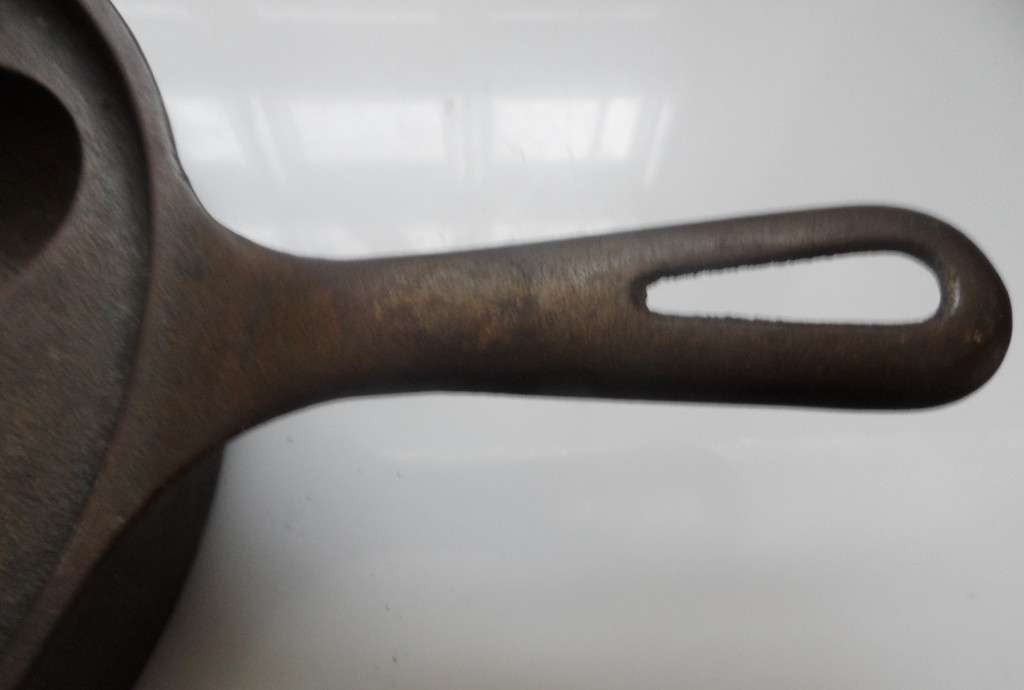 VINTAGE 50,s CAST IRON ESCARGOT PAN WAGNER & GRISWOLD, ERIE ,No. 32  A962