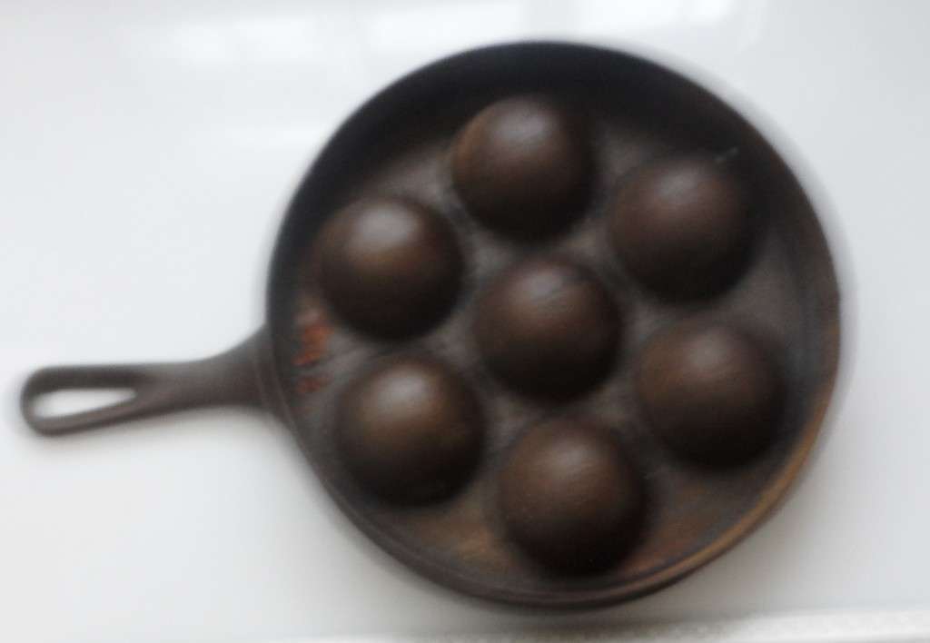 VINTAGE 50,s CAST IRON ESCARGOT PAN WAGNER & GRISWOLD, ERIE ,No. 32  A962