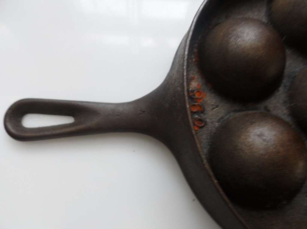 VINTAGE 50,s CAST IRON ESCARGOT PAN WAGNER & GRISWOLD, ERIE ,No. 32  A962