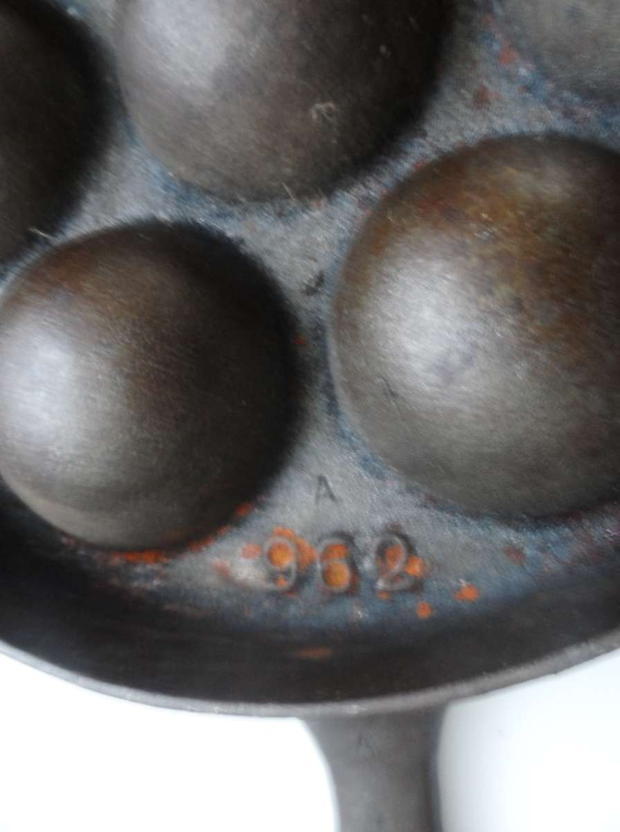 VINTAGE 50,s CAST IRON ESCARGOT PAN WAGNER & GRISWOLD, ERIE ,No. 32  A962