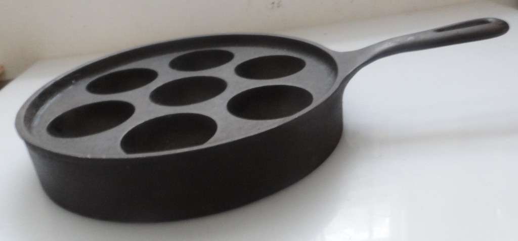VINTAGE 50,s CAST IRON ESCARGOT PAN WAGNER & GRISWOLD, ERIE ,No. 32  A962