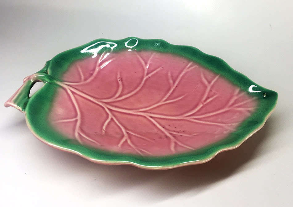 N.V. KONINKLIJKE PLATEEL BAKKERJ , ZUID - HOLLAND  GOUDA , leaf shaped serving platter