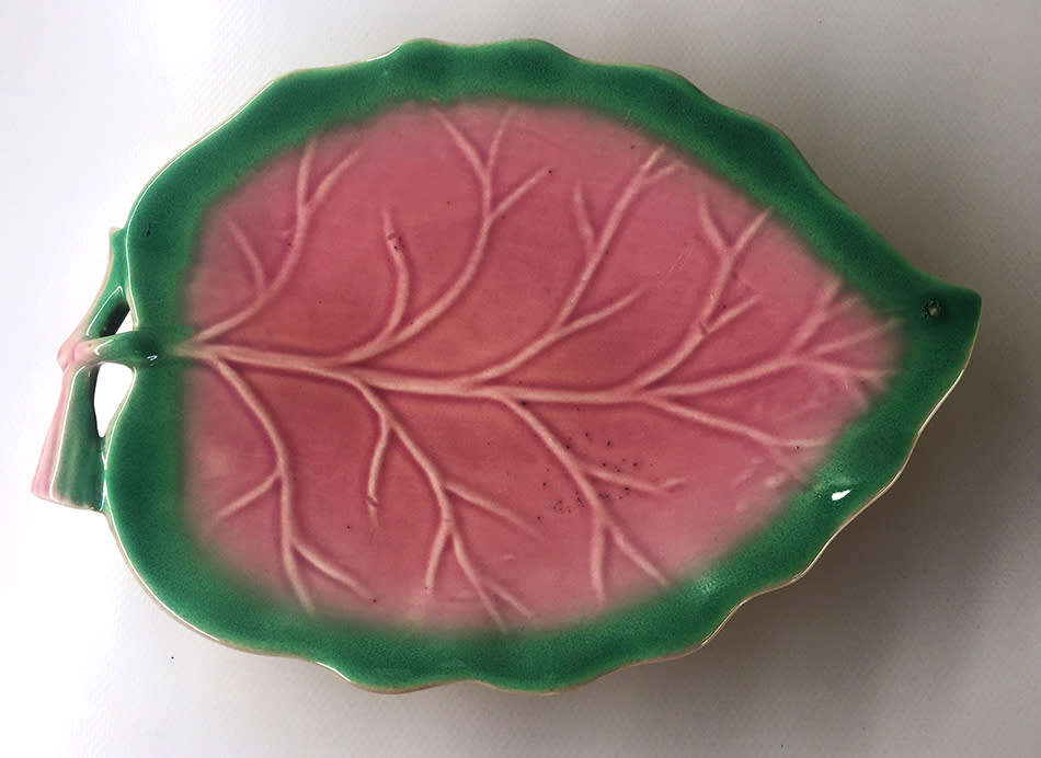 N.V. KONINKLIJKE PLATEEL BAKKERJ , ZUID - HOLLAND  GOUDA , leaf shaped serving platter