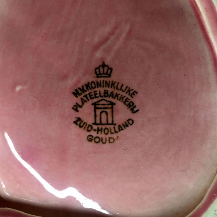 N.V. KONINKLIJKE PLATEEL BAKKERJ , ZUID - HOLLAND  GOUDA , leaf shaped serving platter